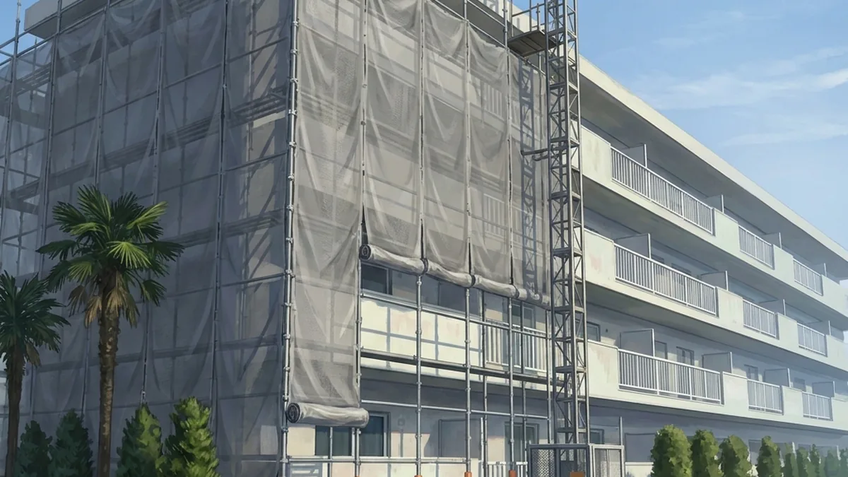 足場が組まれたリゾートマンション。大規模修繕には積立金が要る