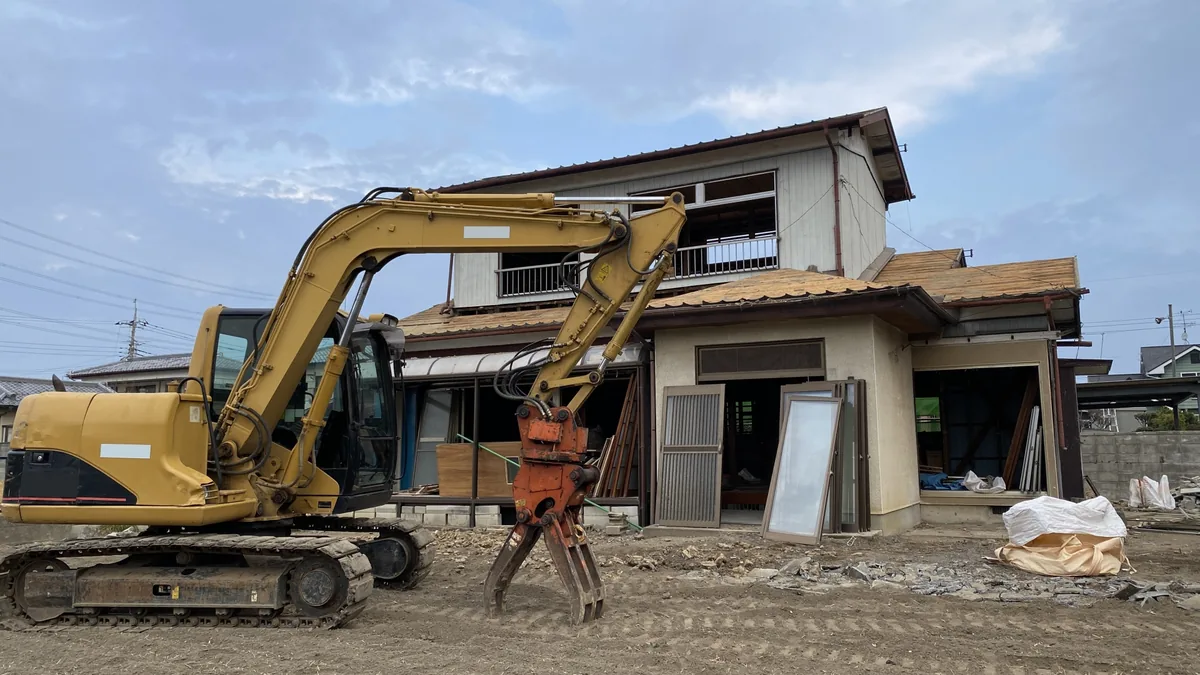 重機で解体されている木造住宅