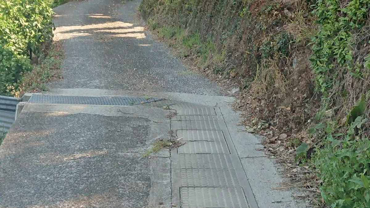 山間の急勾配な細い生活道路
